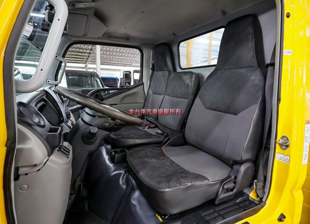 貨框 自手排變速箱 一手車 只跑3.4萬 全車原板件 電動尾門 倒車顯影 原廠保養 附全額發票 可全貸 不用殺價就很便宜  第8張相片
