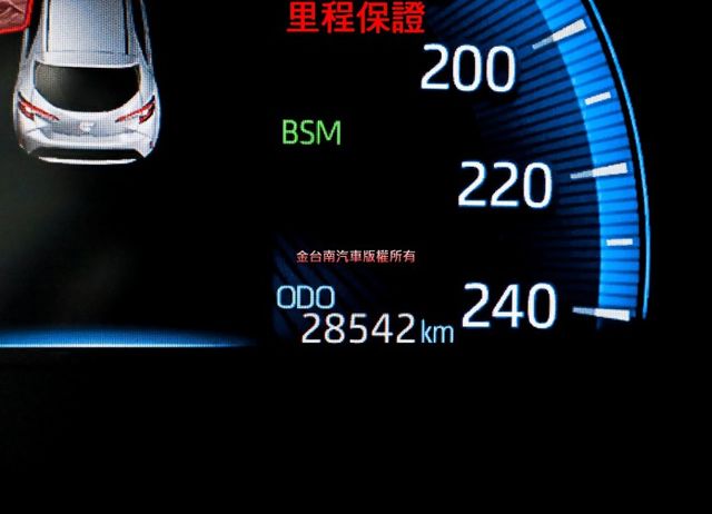 旗艦版 一手車 只跑2.8萬 原廠保養 全車原板件 LV2 電動椅 HUD 18吋鋁圈 快撥 盲點 可全貸!  第15張相片