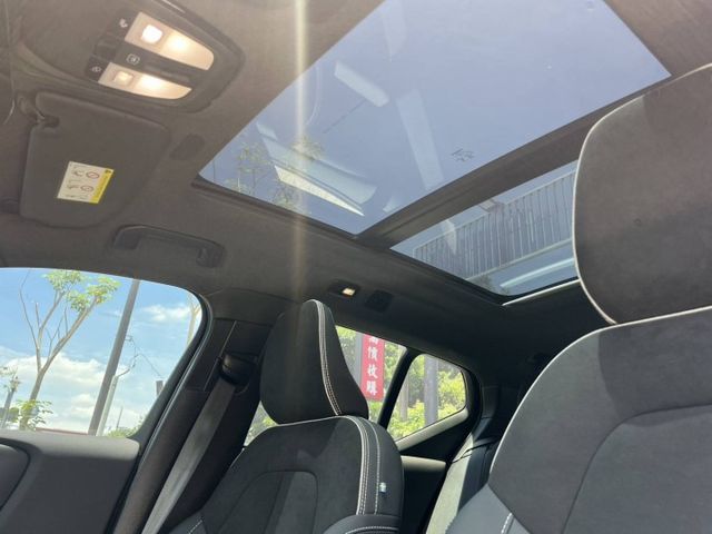 純電頂級版 4WD 408匹 只跑1.9萬 全景天窗 環景 HK音響 車載系統 LV2 一手 原鈑件 滿電續航465KM  第10張相片