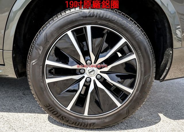 B5M 12月出厰22年領牌 一手原板件 AWD 全景天窗 雙記憶椅 250匹馬力 LV2 環景 車載系統 可全貸!  第7張相片