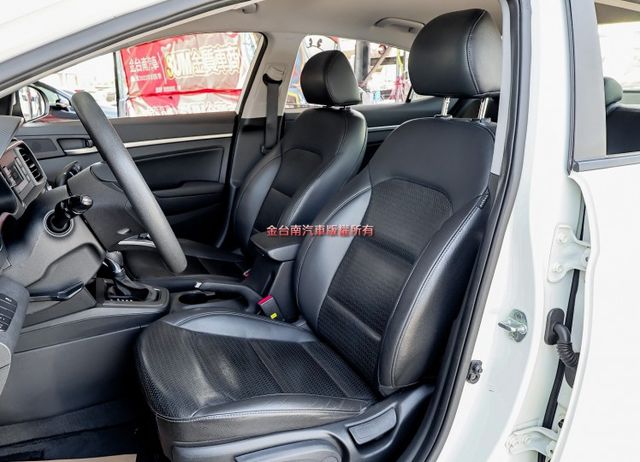 小改款 只跑3.2萬 ABS TCS 六安 一手車 里程保證 代步通勤最佳選擇!  第9張相片