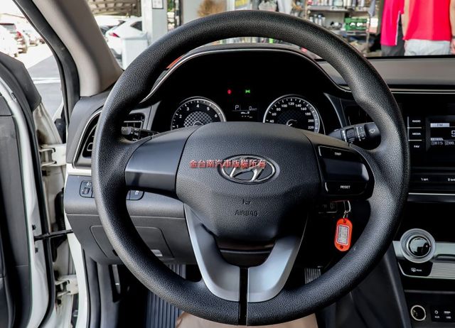 小改款 只跑3.2萬 ABS TCS 六安 一手車 里程保證 代步通勤最佳選擇!  第14張相片