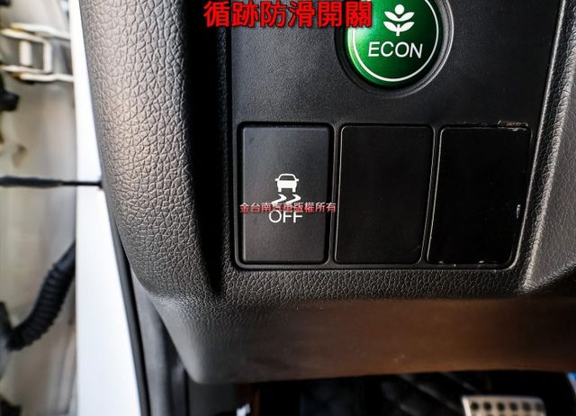 S頂級版 18年式 LED頭燈 原廠影音 NAVI 全車八安 一手車 少跑里程保證 可全貸 不用殺價就很便宜!  第12張相片