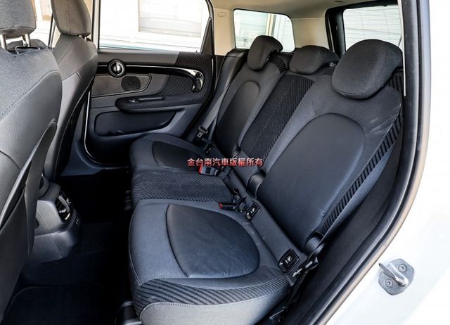 S版 2.0渦輪 192匹馬力 只跑5.7萬 里程保證 空力套件 雙電動椅 電動尾門 原廠影音 可全貸 不用殺價就很便宜  第9張相片