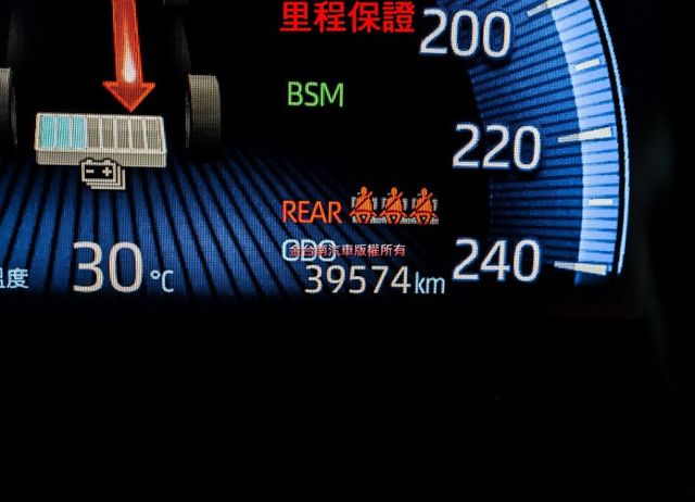 油電尊爵版 一手車 只跑3.9萬 全車原板件 原廠保固中 ACC AEB 車道維持 iKEY 恆溫 九安 可全貸!  第14張相片