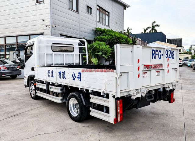 一手只跑兩千 原廠保養 全車原板件 六速自手排 雙軸電動尾門 AEB 車道偏離 重車級氣壓煞車 附全額發票 可全貸!  第2張相片