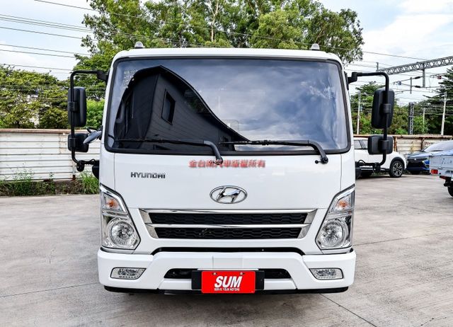 一手只跑兩千 原廠保養 全車原板件 六速自手排 雙軸電動尾門 AEB 車道偏離 重車級氣壓煞車 附全額發票 可全貸!  第6張相片