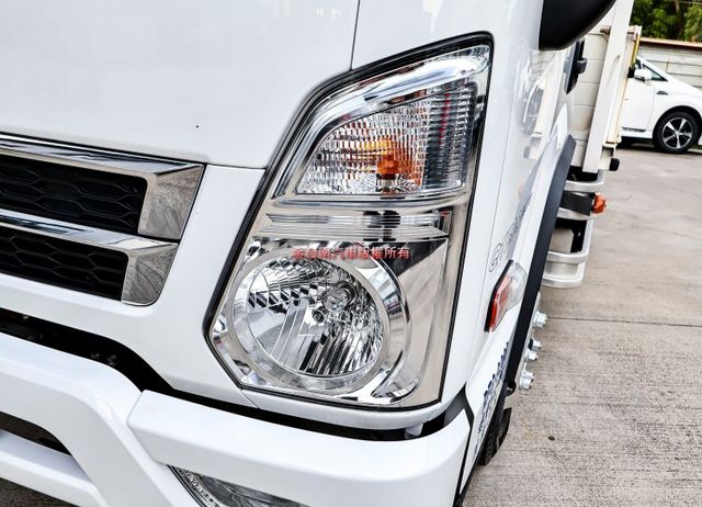 一手只跑兩千 原廠保養 全車原板件 六速自手排 雙軸電動尾門 AEB 車道偏離 重車級氣壓煞車 附全額發票 可全貸!  第7張相片
