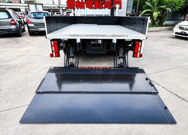 一手只跑兩千 原廠保養 全車原板件 六速自手排 雙軸電動尾門 AEB 車道偏離 重車級氣壓煞車 附全額發票 可全貸!  第8張相片