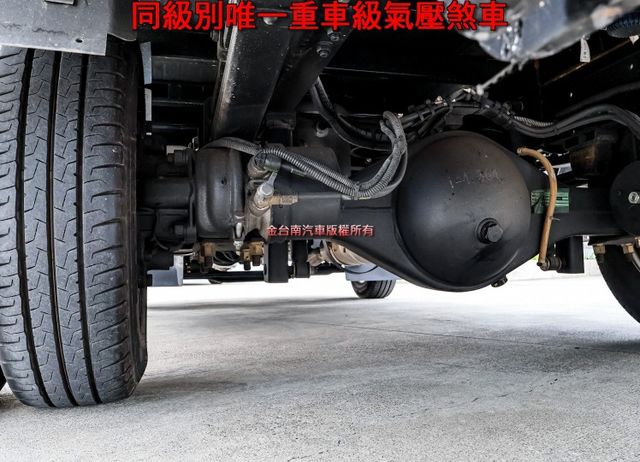 一手只跑兩千 原廠保養 全車原板件 六速自手排 雙軸電動尾門 AEB 車道偏離 重車級氣壓煞車 附全額發票 可全貸!  第10張相片