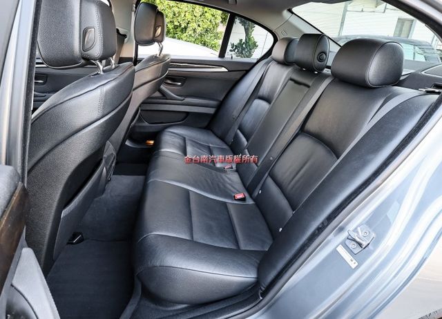 總代理 523i 一年只跑不到七千 全車原板件 天窗 雙電動椅 iKEY 雙區恆溫 204匹馬力 可全貸!  第9張相片