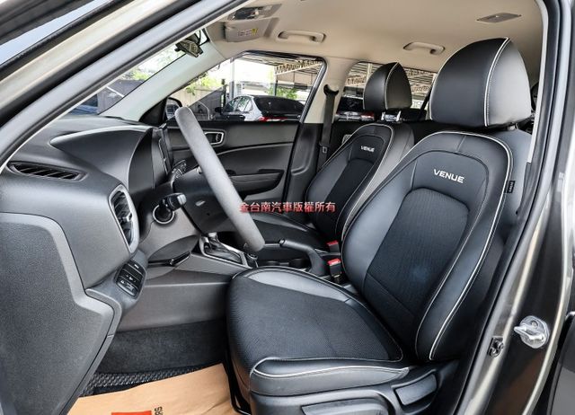 通勤代步好選擇 一手車 只跑3.9萬 原廠保養 車況超好 ABS TCS 原廠影音 全車六安 可全貸 不用殺價就很便宜!  第10張相片