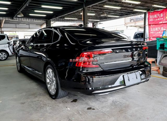 長軸 四輪剛換全新胎 只跑3.7萬 原廠保養 全景天窗 記憶椅 雙電動椅 ACC AEB 車道偏離 車載系統 電動尾門  第2張相片