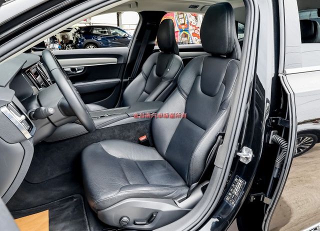 長軸 四輪剛換全新胎 只跑3.7萬 原廠保養 全景天窗 記憶椅 雙電動椅 ACC AEB 車道偏離 車載系統 電動尾門  第6張相片