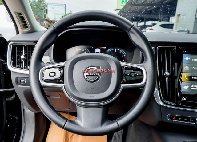 長軸 四輪剛換全新胎 只跑3.7萬 原廠保養 全景天窗 記憶椅 雙電動椅 ACC AEB 車道偏離 車載系統 電動尾門  第10張相片