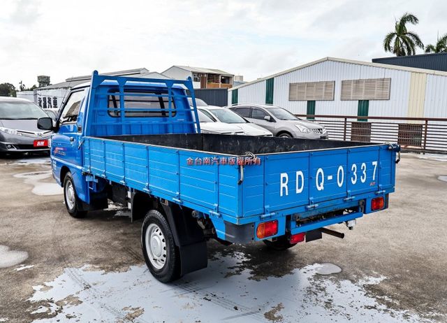 自排變速箱 貨框 一手車 只跑1萬 全車原板件 附全額發票 倒車顯影 定速 TCS 電動窗 可全貸 不用殺價就很便宜!  第2張相片