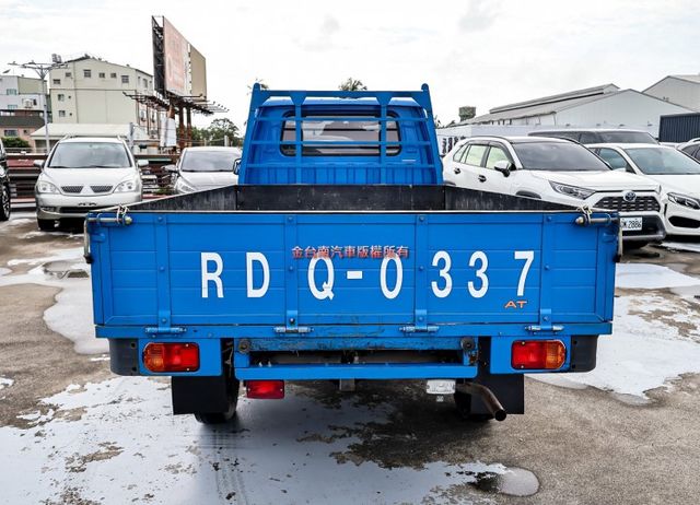 自排變速箱 貨框 一手車 只跑1萬 全車原板件 附全額發票 倒車顯影 定速 TCS 電動窗 可全貸 不用殺價就很便宜!  第3張相片