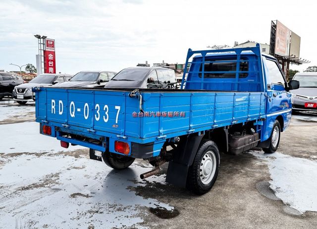 自排變速箱 貨框 一手車 只跑1萬 全車原板件 附全額發票 倒車顯影 定速 TCS 電動窗 可全貸 不用殺價就很便宜!  第4張相片