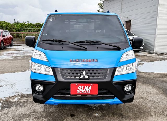 自排變速箱 貨框 一手車 只跑1萬 全車原板件 附全額發票 倒車顯影 定速 TCS 電動窗 可全貸 不用殺價就很便宜!  第6張相片