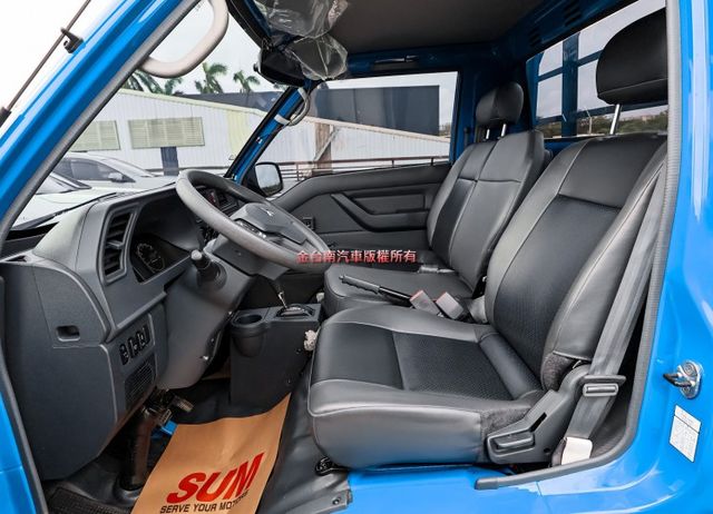 自排變速箱 貨框 一手車 只跑1萬 全車原板件 附全額發票 倒車顯影 定速 TCS 電動窗 可全貸 不用殺價就很便宜!  第8張相片