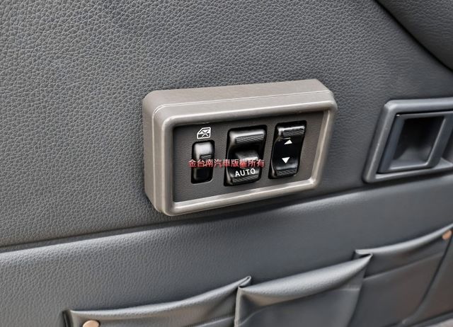 自排變速箱 貨框 一手車 只跑1萬 全車原板件 附全額發票 倒車顯影 定速 TCS 電動窗 可全貸 不用殺價就很便宜!  第9張相片