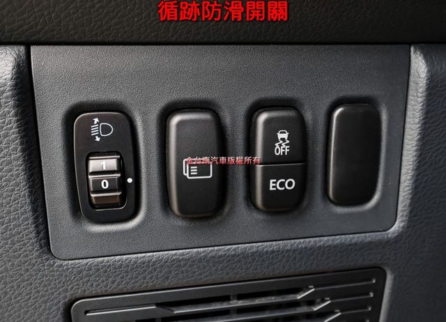 自排變速箱 貨框 一手車 只跑1萬 全車原板件 附全額發票 倒車顯影 定速 TCS 電動窗 可全貸 不用殺價就很便宜!  第10張相片