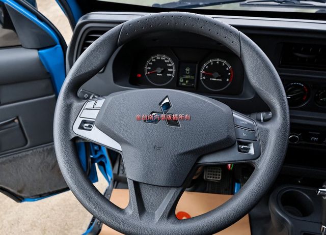 自排變速箱 貨框 一手車 只跑1萬 全車原板件 附全額發票 倒車顯影 定速 TCS 電動窗 可全貸 不用殺價就很便宜!  第11張相片