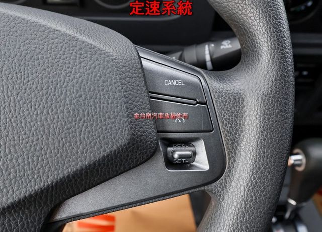 自排變速箱 貨框 一手車 只跑1萬 全車原板件 附全額發票 倒車顯影 定速 TCS 電動窗 可全貸 不用殺價就很便宜!  第12張相片