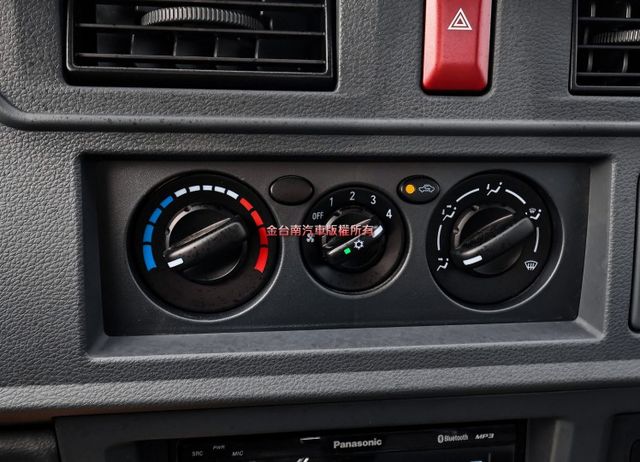 自排變速箱 貨框 一手車 只跑1萬 全車原板件 附全額發票 倒車顯影 定速 TCS 電動窗 可全貸 不用殺價就很便宜!  第14張相片