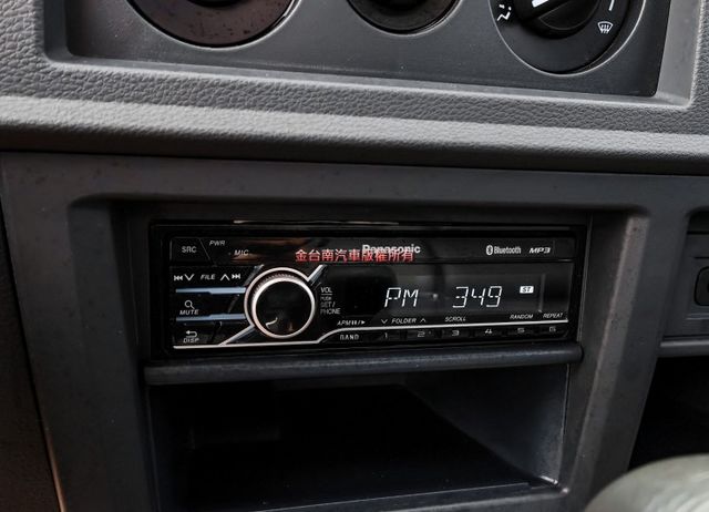 自排變速箱 貨框 一手車 只跑1萬 全車原板件 附全額發票 倒車顯影 定速 TCS 電動窗 可全貸 不用殺價就很便宜!  第15張相片