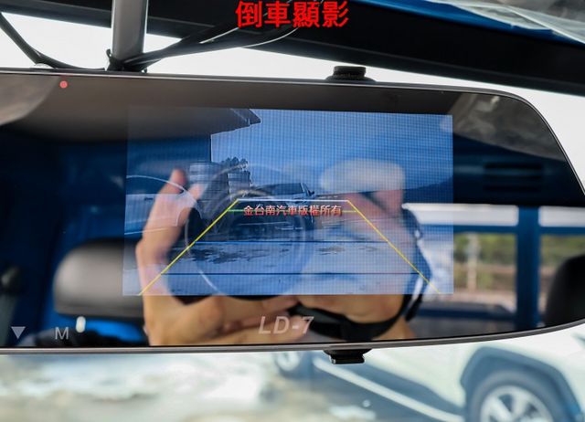 自排變速箱 貨框 一手車 只跑1萬 全車原板件 附全額發票 倒車顯影 定速 TCS 電動窗 可全貸 不用殺價就很便宜!  第17張相片