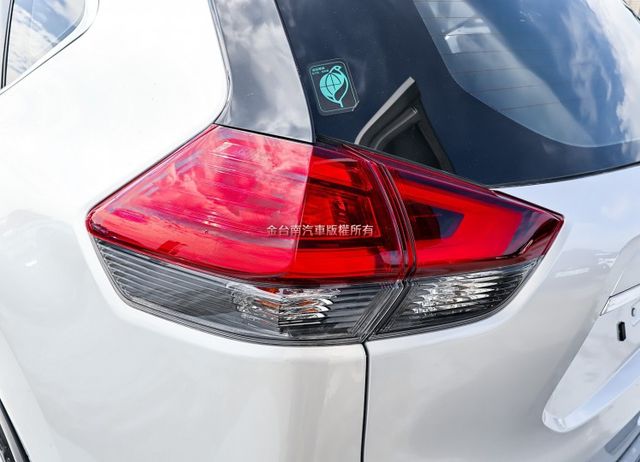 一手車 只跑4萬 里程保證 車況超好 倒車顯影 雙區恆溫 TCS ABS 前後雙雷達 可全貸 不用殺價就很便宜!  第8張相片