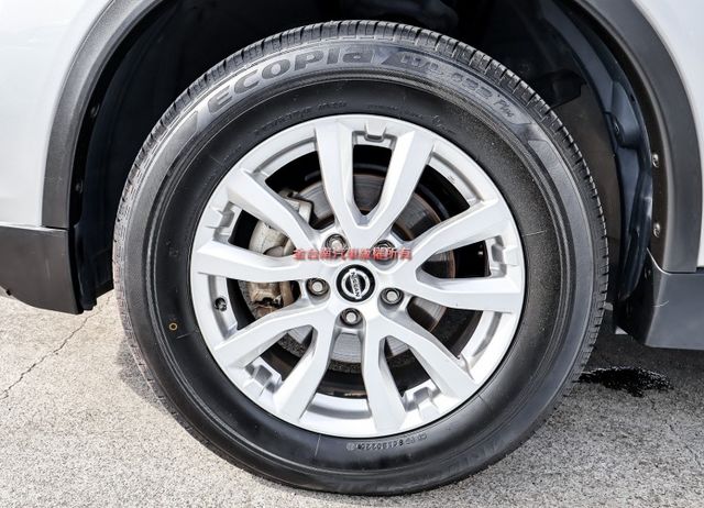 一手車 只跑4萬 里程保證 車況超好 倒車顯影 雙區恆溫 TCS ABS 前後雙雷達 可全貸 不用殺價就很便宜!  第10張相片