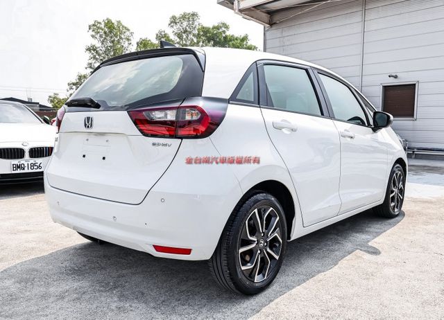 油電版 一手只跑1.5萬 原廠保養 全車原板件 ACC AEB 車道偏離 恆溫 車載系統 可全貸 不用殺價就很便宜!  第3張相片