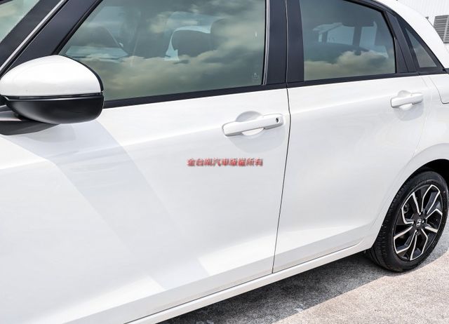 油電版 一手只跑1.5萬 原廠保養 全車原板件 ACC AEB 車道偏離 恆溫 車載系統 可全貸 不用殺價就很便宜!  第6張相片