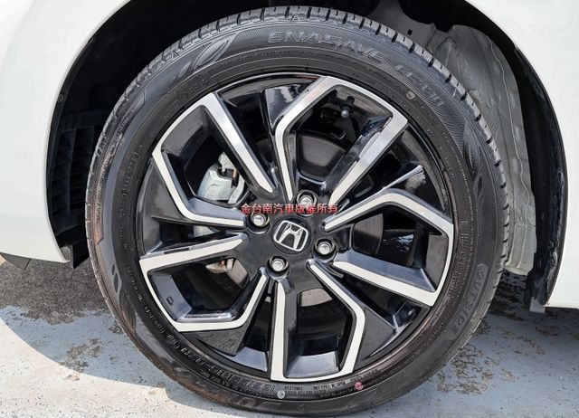 油電版 一手只跑1.5萬 原廠保養 全車原板件 ACC AEB 車道偏離 恆溫 車載系統 可全貸 不用殺價就很便宜!  第7張相片