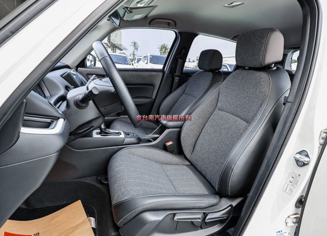 油電版 一手只跑1.5萬 原廠保養 全車原板件 ACC AEB 車道偏離 恆溫 車載系統 可全貸 不用殺價就很便宜!  第8張相片