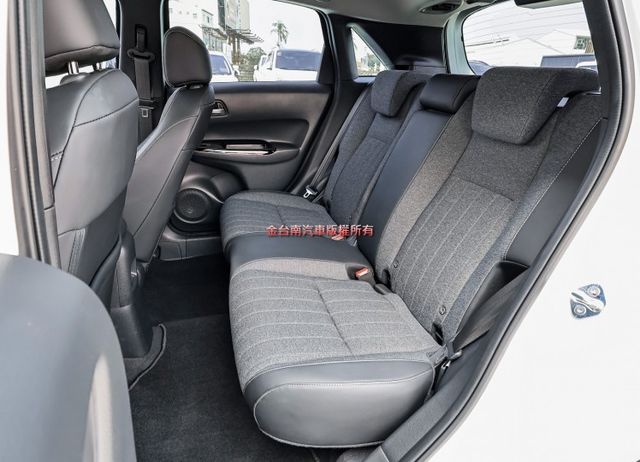 油電版 一手只跑1.5萬 原廠保養 全車原板件 ACC AEB 車道偏離 恆溫 車載系統 可全貸 不用殺價就很便宜!  第9張相片