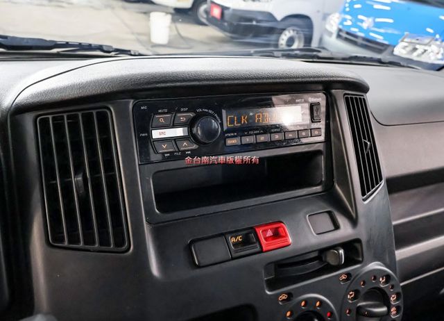 手排✓24年式✓10月出廠領牌✓一手只跑1.7萬✓全車原板件✓TCS✓雙安✓附全額發票✓可全貸✓不用殺價就很便宜✓  第12張相片