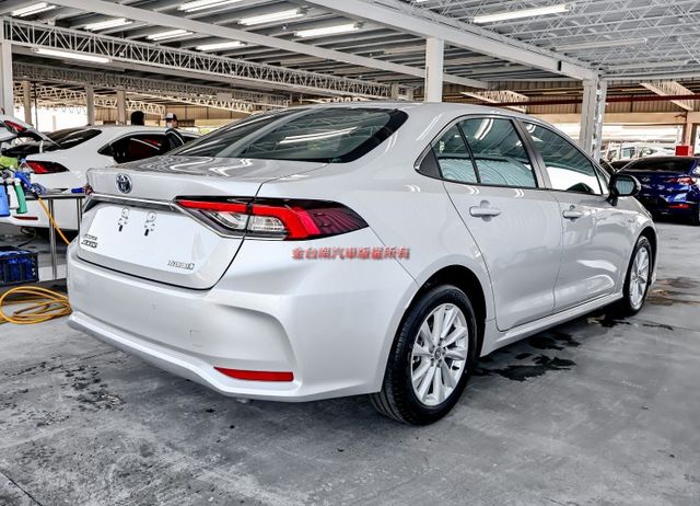 油電尊爵✓一手✓只跑2.3萬✓原鈑件✓數位儀表✓真皮方向盤✓盲點✓LV2✓iKEY✓可全貸✓  第4張相片