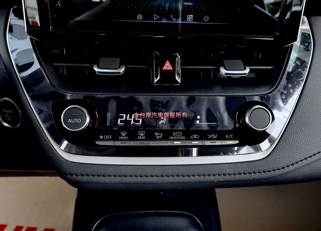 油電尊爵✓一手✓只跑2.3萬✓原鈑件✓數位儀表✓真皮方向盤✓盲點✓LV2✓iKEY✓可全貸✓  第17張相片