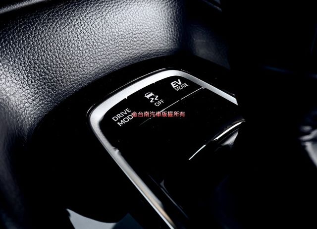 油電尊爵✓一手✓只跑2.3萬✓原鈑件✓數位儀表✓真皮方向盤✓盲點✓LV2✓iKEY✓可全貸✓  第18張相片