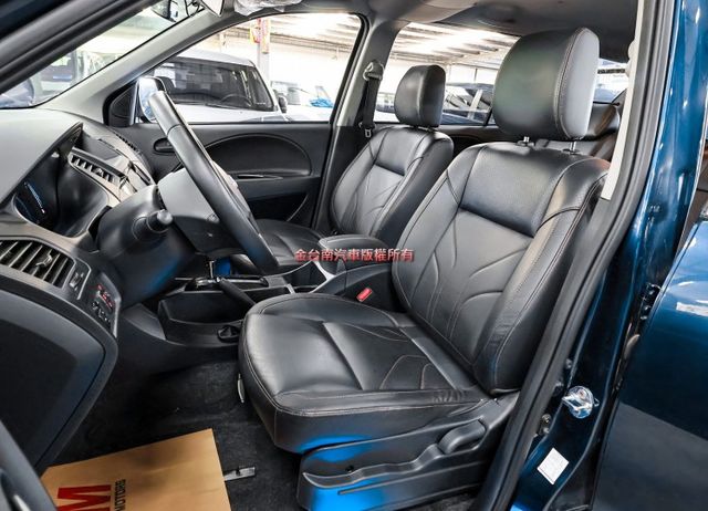 旗艦版才有輪弧✓11月領牌✓一手只跑2.3萬✓全車原板件✓17吋鋁圈✓盲點✓原廠NAVI✓倒車顯影✓可全貸✓附全額發票✓  第9張相片