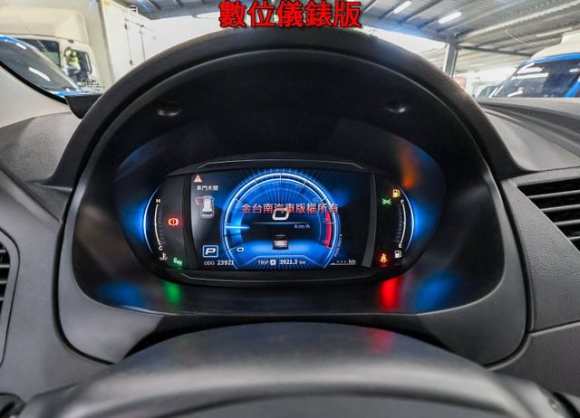 旗艦版才有輪弧✓11月領牌✓一手只跑2.3萬✓全車原板件✓17吋鋁圈✓盲點✓原廠NAVI✓倒車顯影✓可全貸✓附全額發票✓  第14張相片