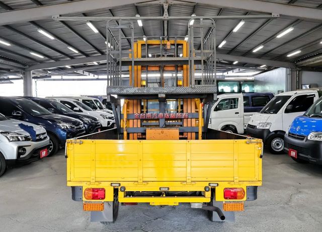 自排✓高空作業車✓驗車需拆除✓一手車✓只跑4.3萬✓全車原板件✓定速✓TCS✓電動窗✓可全貸✓不用殺價就很便宜✓  第3張相片