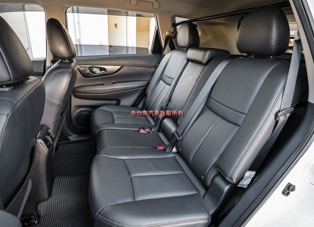 一手車✓只跑5.9萬✓原廠保養✓全車原板件✓ACC✓AEB✓車道偏離✓環景✓車載系統✓全車六安✓可全貸✓  第9張相片