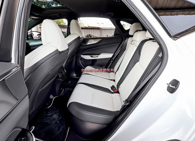 450h 市場唯一✓F-Sport✓12月領牌✓一手跑4.6萬✓原鈑件✓記憶椅✓✓天窗✓車載系統✓LV2✓環景✓  第8張相片