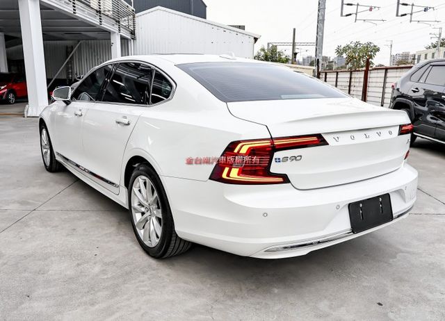 B4✓只跑1.9萬✓原鈑件✓LV2✓全景天窗✓記憶椅✓電動後廂蓋✓LED頭尾燈✓原廠保養✓  第2張相片