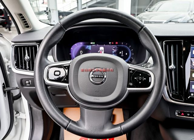 B4✓只跑1.9萬✓原鈑件✓LV2✓全景天窗✓記憶椅✓電動後廂蓋✓LED頭尾燈✓原廠保養✓  第13張相片