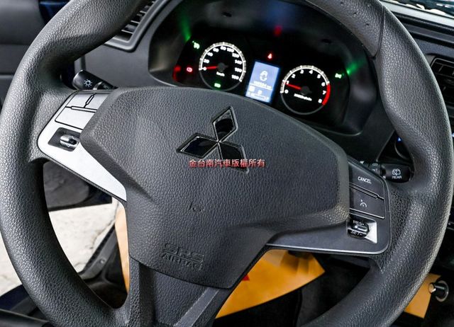 23年式 11月出廠 廂式 自排 一手車 原鈑件 定速 盲點 ABS 循跡防滑 里程保證 附全額發票!  第10張相片